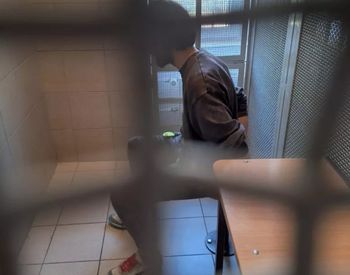 Nietypowa interwencja straży miejskiej. Mężczyzna leżał pod drzewem