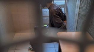 Nietypowa interwencja straży miejskiej. Mężczyzna leżał pod drzewem