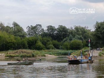 Prom na Wiśle utknął na mieliźnie między Gassami a Karczewem
