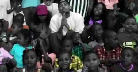 Chris Brown MODLI SIĘ ZA OFIARY GANGÓW!
