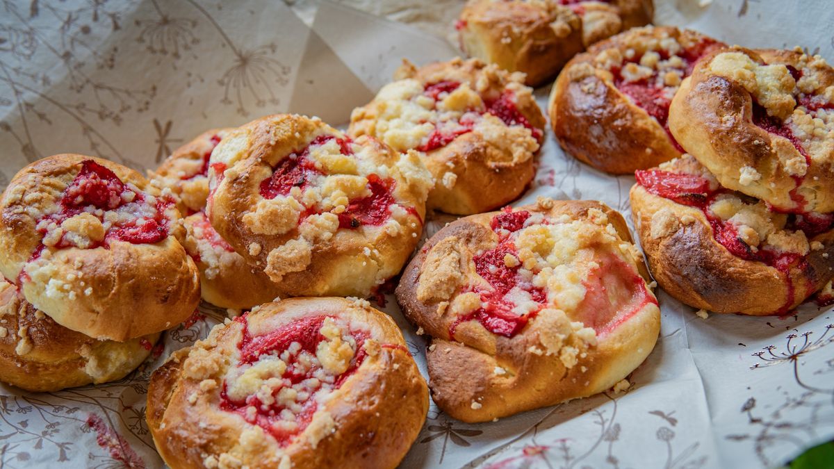 Drożdżówki z truskawkami i budyniem