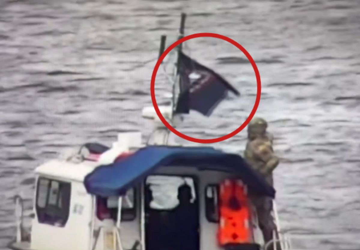 Flaga Grupy Wagnera nad Narwą. Estonia pokazała nagranie