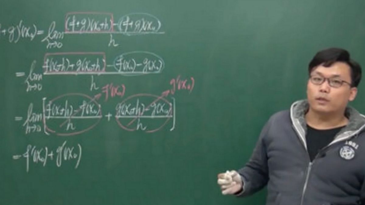 Chang Hsu uczy matematyki na platformie dla dorosłych.