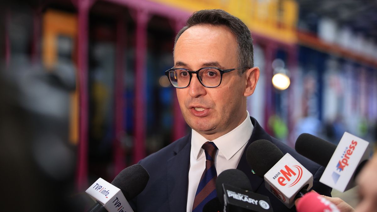 Chorzów, 12.11.2025. Minister infrastruktury Dariusz Klimczak podczas wizyty w Zakładzie Produkcji Taboru Kolejowego w Chorzowie, 12 bm. Spotkanie dot. podpisania umowy na dostawę piętrowych pociągów dla PKP Intercity. (mr) PAP/Jarek Praszkiewicz