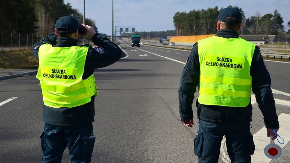 Funkcjonariusze KAS z Białegostoku zatrzymali transport nielegalnych odpadów