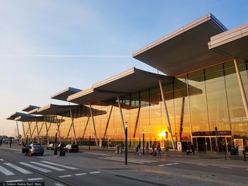 Kradzieże aut na wrocławskim lotnisku. Wywieziono je lawetą