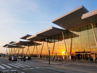 Kradzieże aut na wrocławskim lotnisku. Wywieziono je lawetą