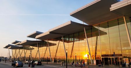 Kradzieże aut na wrocławskim lotnisku. Wywieziono je lawetą