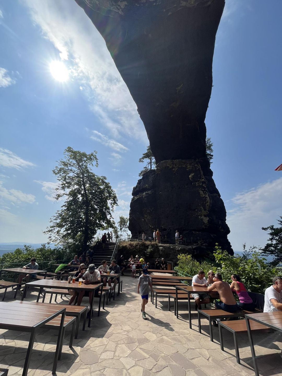 Pod skalnym łukiem można coś zjeść