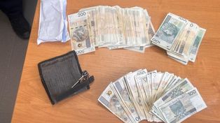 Białystok: Ukradł plecak z fortuną i... wrócił do sklepu w innej kurtce. Przebiegły 63-latek w rękach policji