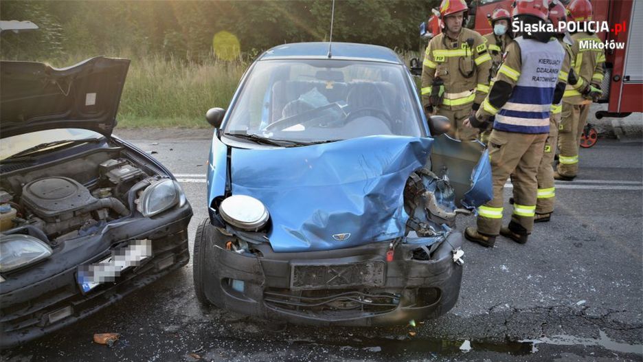 Mikołów. Dwie osoby i trzy samochody zostały rozbite w czołowym zderzeniu.
