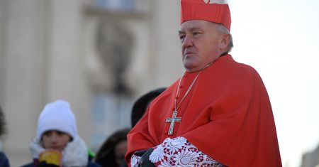 Warszawa. Pomnik Jezusa z tęczową flagą. Jest oświadczenie kardynała Kazimierza Nycza