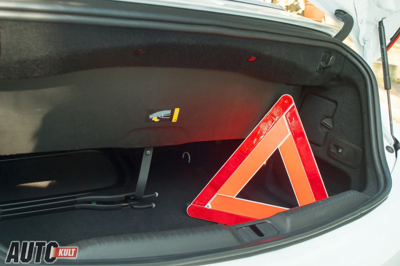 Samochody są seryjnie wyposażone w składany trójkąt ostrzegawczy, najczęściej mocowany gdzieś w okolicach bagażnika.
