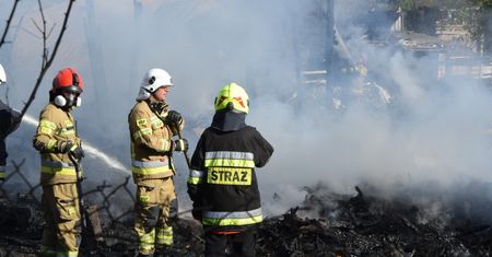 Pożar pod Warszawą. Nad budynkiem unoszą się kłęby dymu