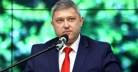 Człowiek z zarzutami korupcyjnymi zarządza publicznymi miliardami