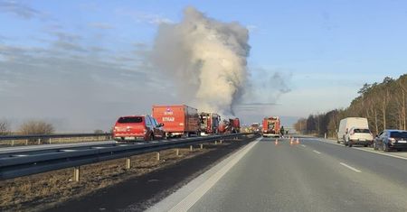 Całkowita blokada A2. Zjechały się służby. Wiadomo, co z kierowcami