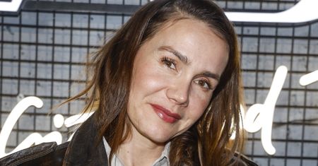 Zarzuciła nogi na oparcie. Czerwone rajstopy i obcasy kradną show
