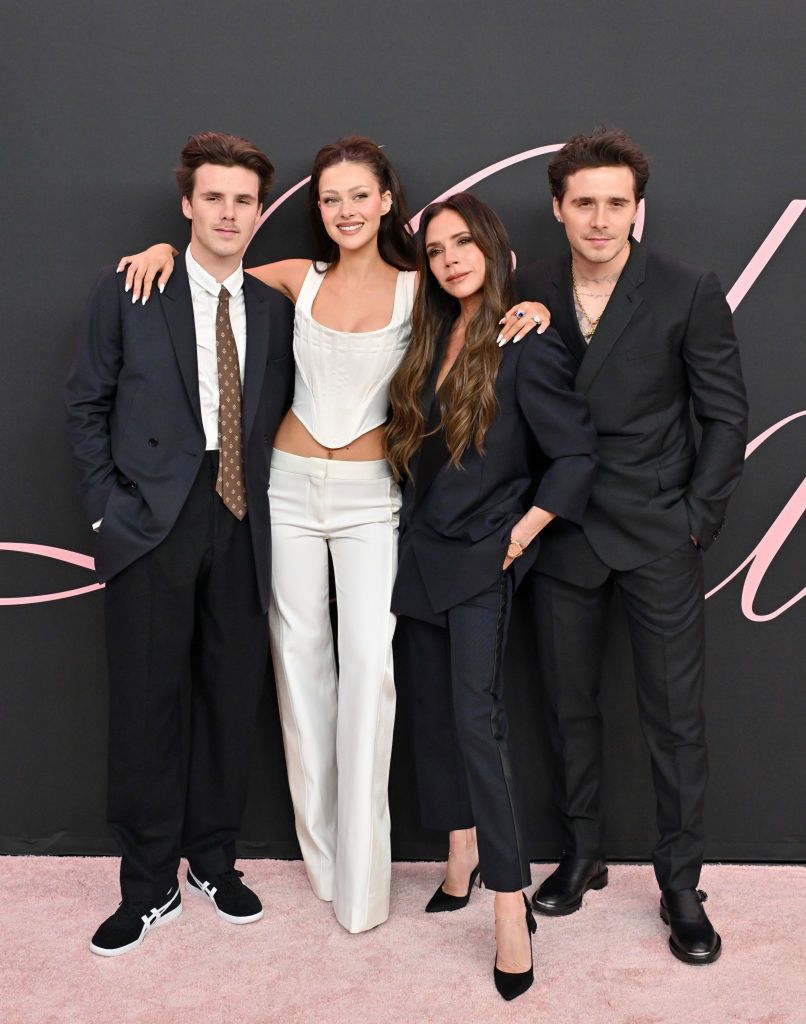 Cruz Beckham, Nicola Peltz, Victoria Beckham i Brooklyn Beckham