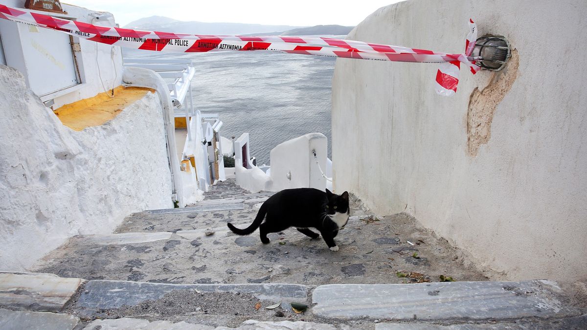 Ulice Santorini opustoszały