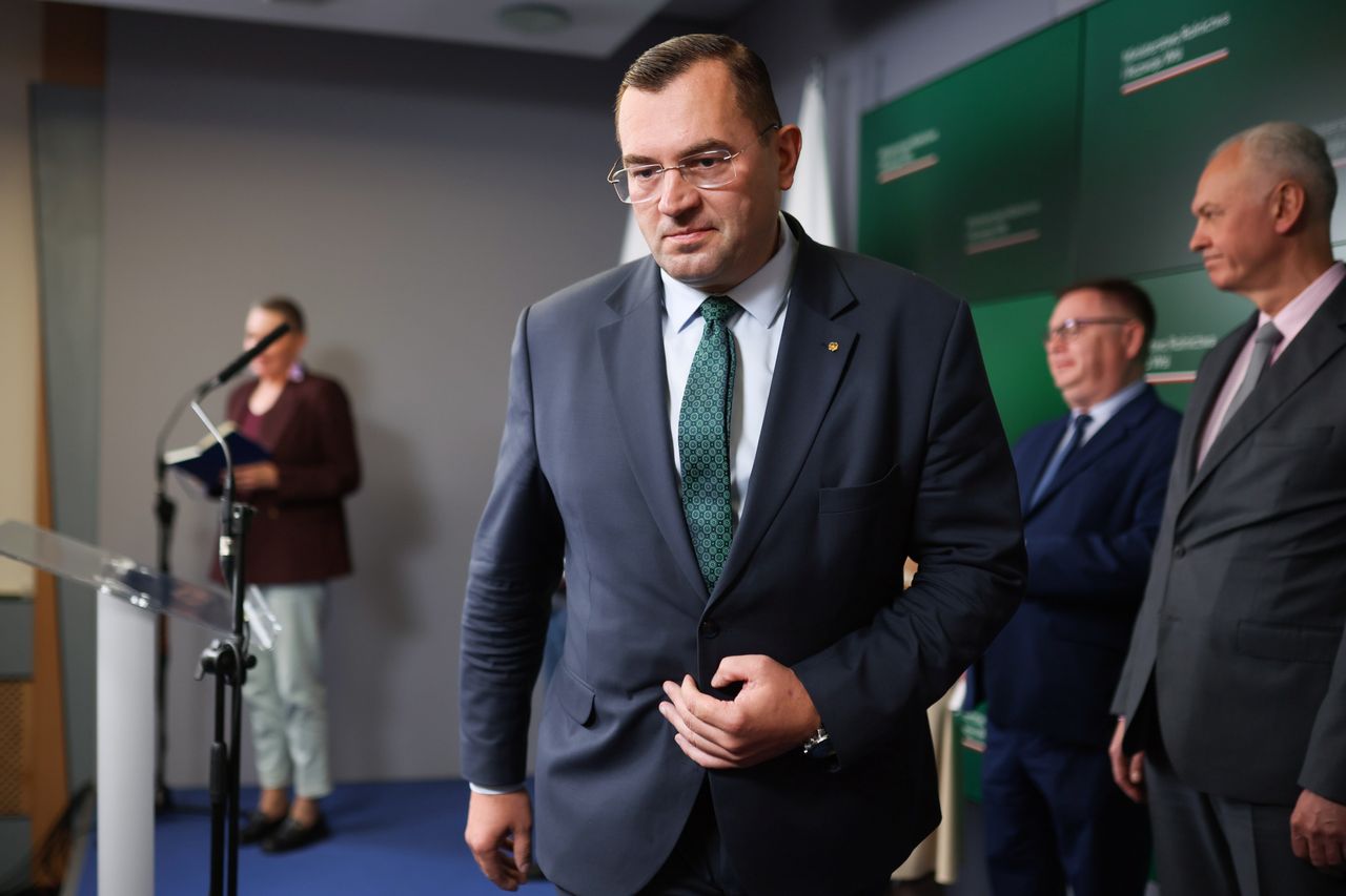 "Patoposłowie". Minister rolnictwa opuszcza  hotel sejmowy
