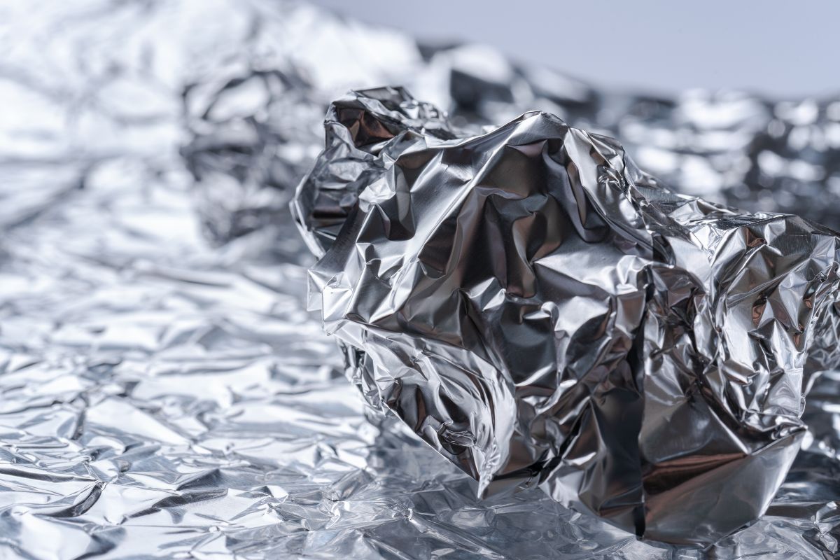Folia aluminiowa ma dwie strony, a każda charakteryzuje się innym działaniem