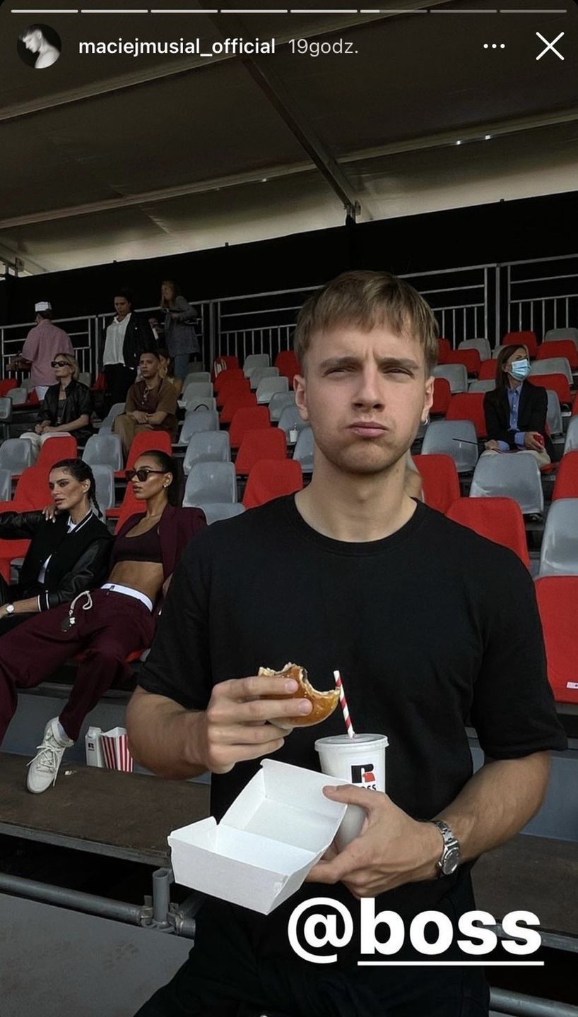 Maciej Musiał pożera burgera w Mediolanie i ekscytuje się na widok Gigi Hadid