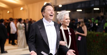 Elon Musk odwiedza siedzibę Twittera. Przyszedł do biura ze zlewem