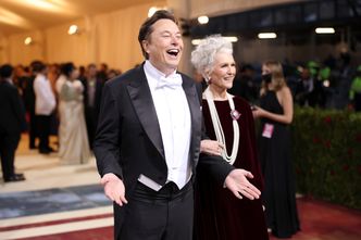 Elon Musk odwiedza siedzibę Twittera. Przyszedł do biura ze zlewem