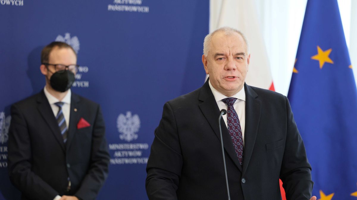 Warszawa, 05.05.2021. Wicepremier, minister aktywów państwowych Jacek Sasin (P) i prezes GPW Marek Dietl (L) podczas podpisania porozumienia między Giełdą Papierów Wartościowych w Warszawie, Ministerstwem Klimatu i Środowiska oraz Krajową Administracją Skarbową, 5 bm. w Ministerstwie Aktywów Państwowych w Warszawie. Instytucje te będą współpracować przy budowie Polskiego Cyfrowego Operatora Logistycznego (PCOL). (aldg) PAP/Leszek Szymański