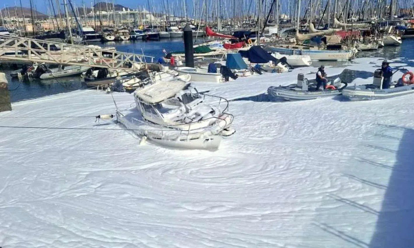 Płonąca łódź została ugaszona specjalną pianą