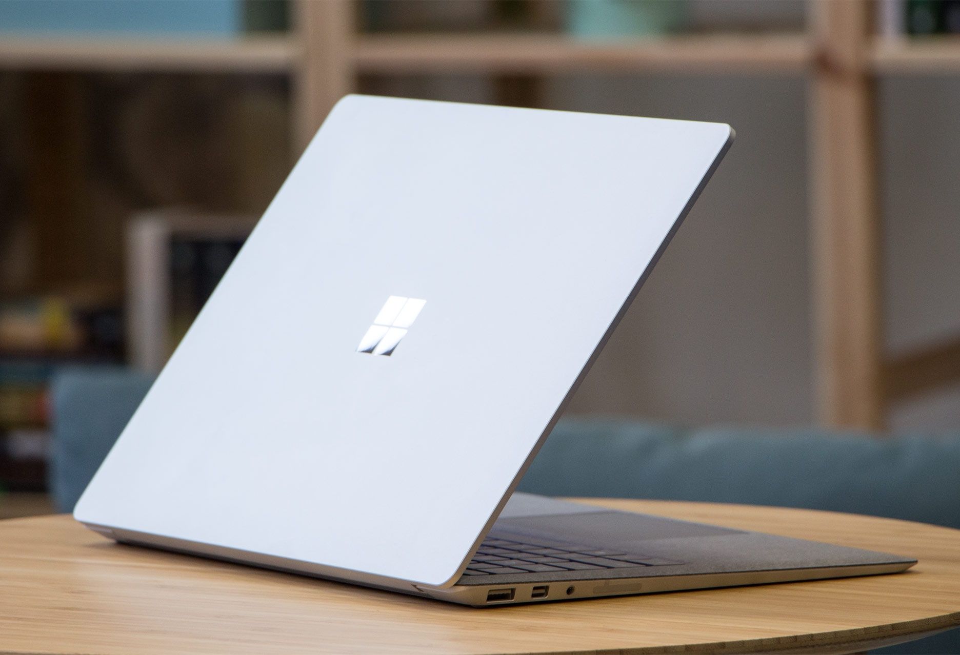 Microsoft Surface Laptop profil tył