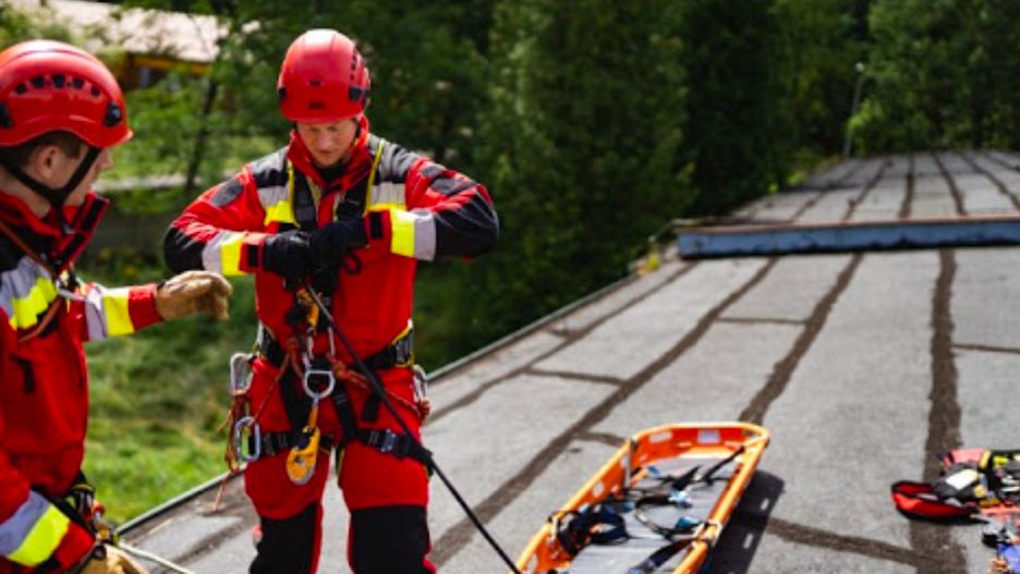 Warszawa. Mężczyzna wszedł na 30-metrowy słup wysokiego napięcia na stołecznym Wilanowie. Półtoragodzinna praca policyjnych negocjatorów przyniosła efekty, mężczyzna zgodził się wejść do strażackiego kosza na podnośniku