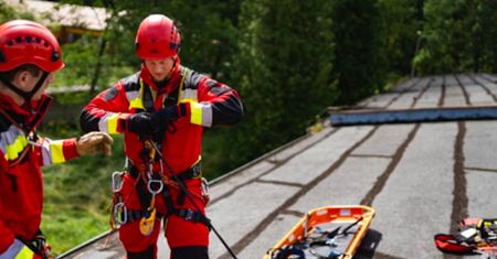 Warszawa. Mężczyzna wszedł na słup energetyczny. 1,5 godziny negocjacji i wyłączenie prądu