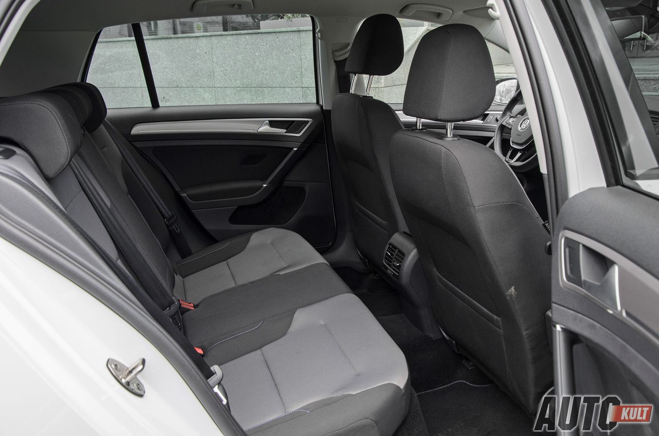 Także pod względem przestrzeni z tyłu Volkswagen e-Golf nie różni się praktycznie od swoich spalinowych odpowiedników. Przestrzeń jest zadowalająca.