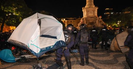 "Miasteczka" usunięte z Portugalii. W ruch poszły pałki