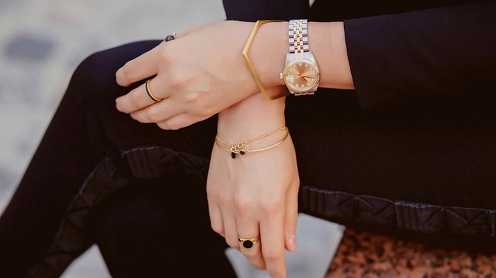 Z czarnymi ubraniami świetnie będzie się prezentowała złota, jak i srebrna biżuteria