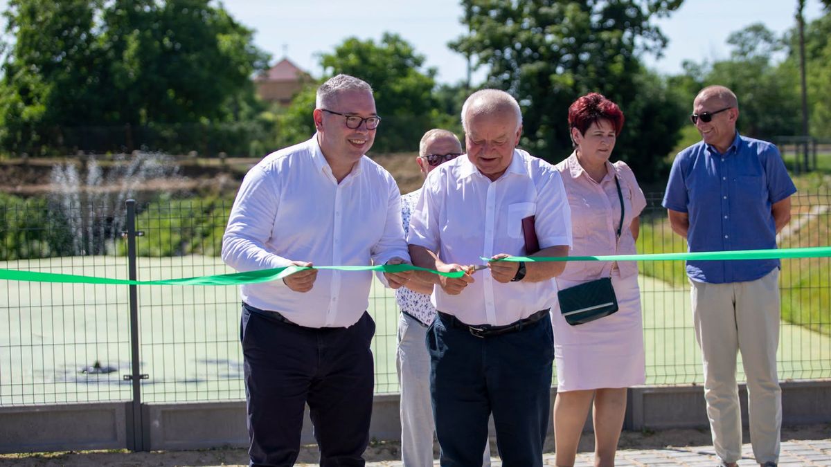 Teren relaksu nad stawem w Wyszynach po rewitalizacji