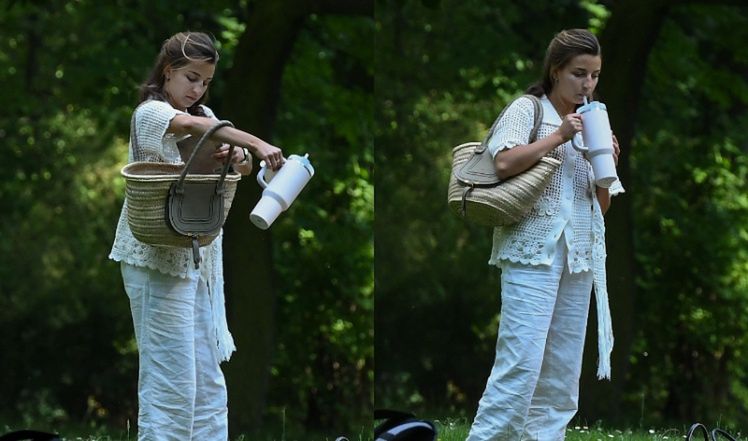 Julia Wieniawa relaksuje się w parku