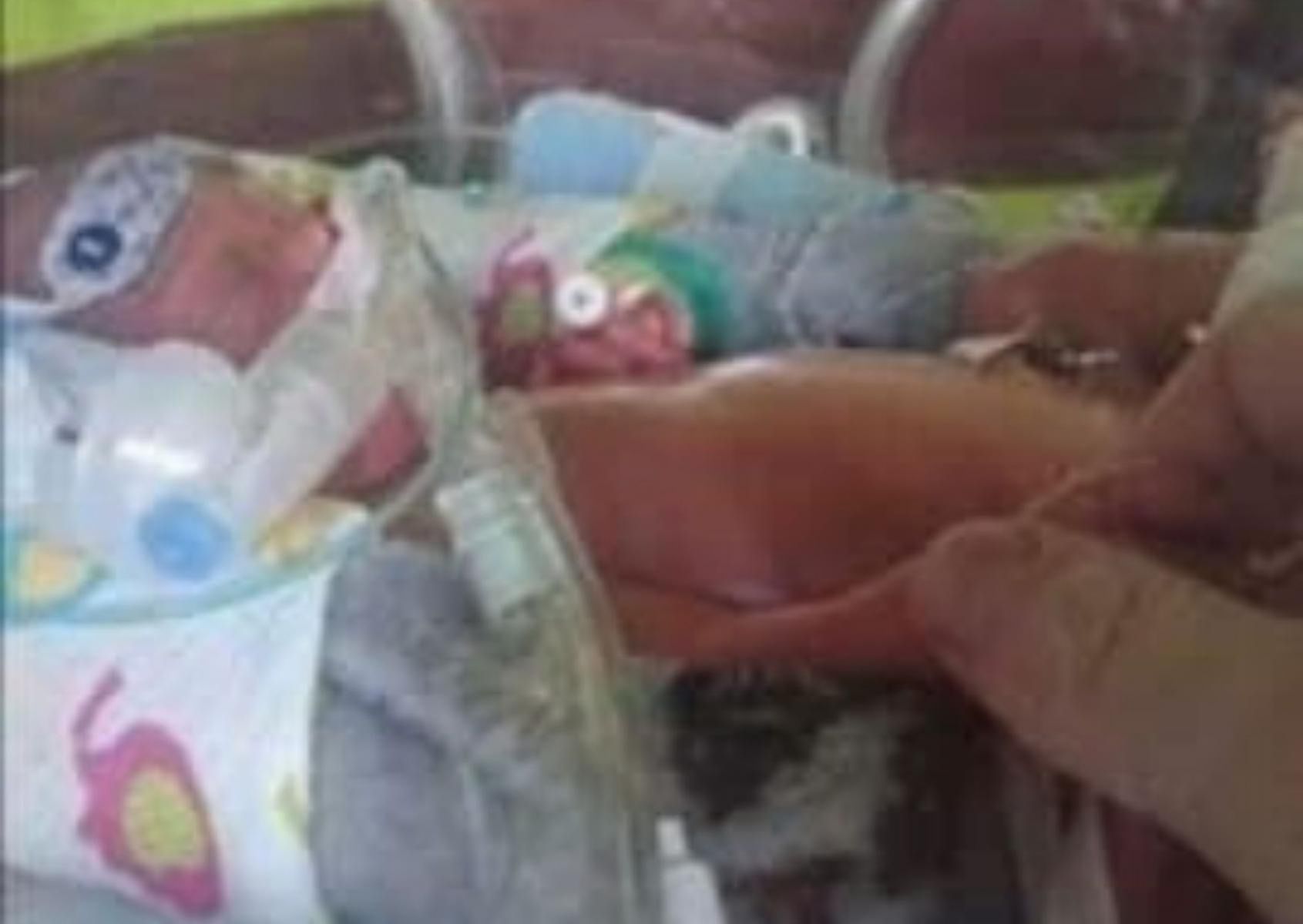 Zdjęcie Olka w inkubatorze