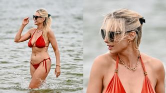 Sylwia Gliwa w pomarańczowym bikini pluska się w falach Bałtyku