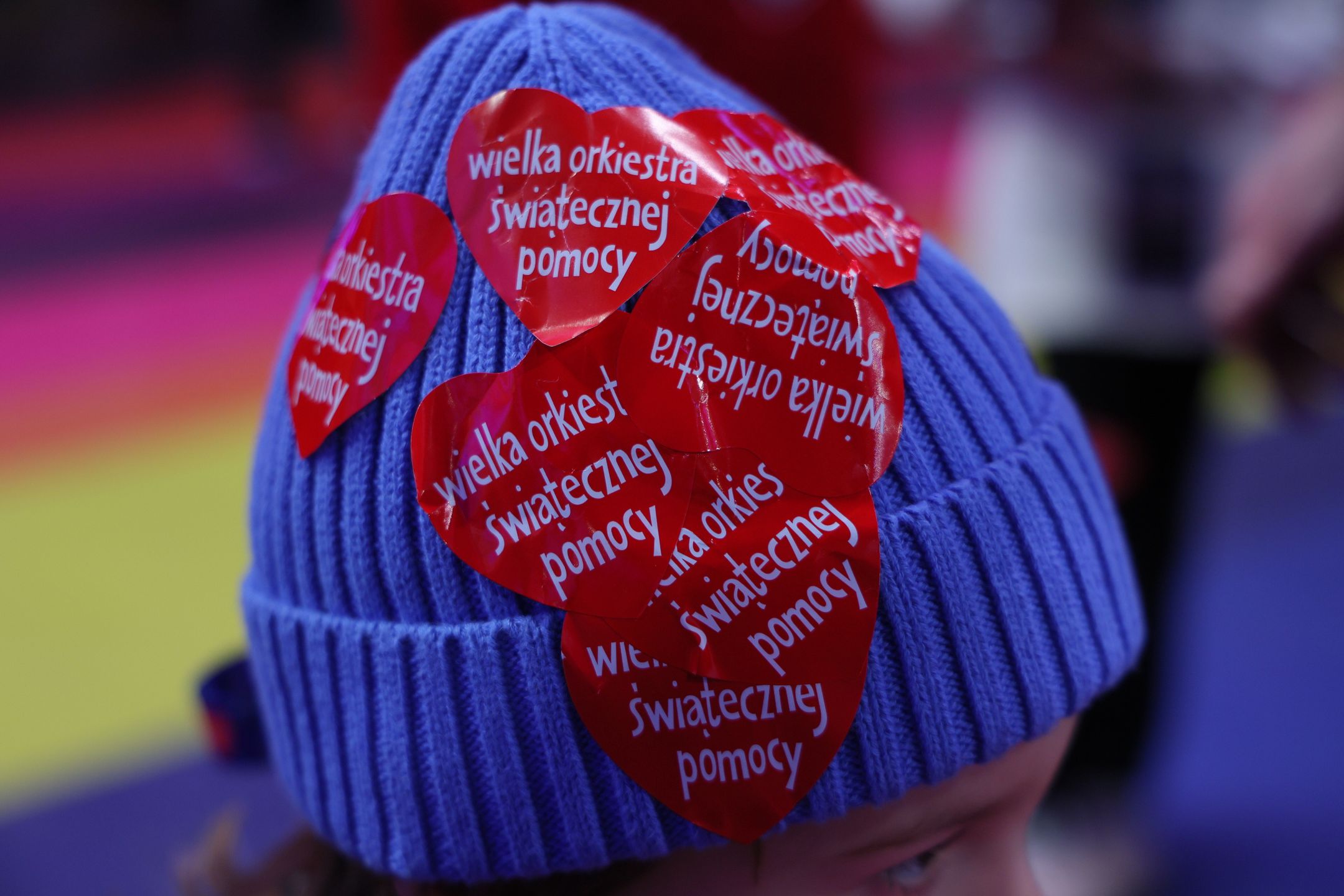 Warszawa, 26.01.2025. Wolontariusz w studiu telewizyjnym WOŚP na błoniach Stadionu Narodowego w Warszawie, 26 bm. Trwa 33. Finał Wielkiej Orkiestry Świątecznej Pomocy. W tym roku zbiórka zostanie przeznaczona na potrzeby hematologii i onkologii dziecięcej. (mr) PAP/Rafał Guz