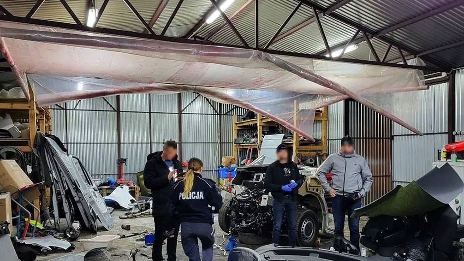 Policjanci weszli do „dziupli”, kiedy tam rozkręcali dwa mercedesy warte pół miliona złotych