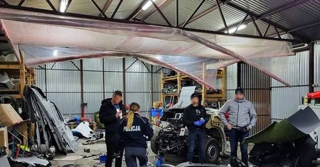 Policjanci weszli do "dziupli", kiedy tam rozkręcali dwa mercedesy warte pół miliona złotych