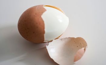 Wrzuć dwa plasterki do gotowania jajek. Skorupka się ześlizgnie