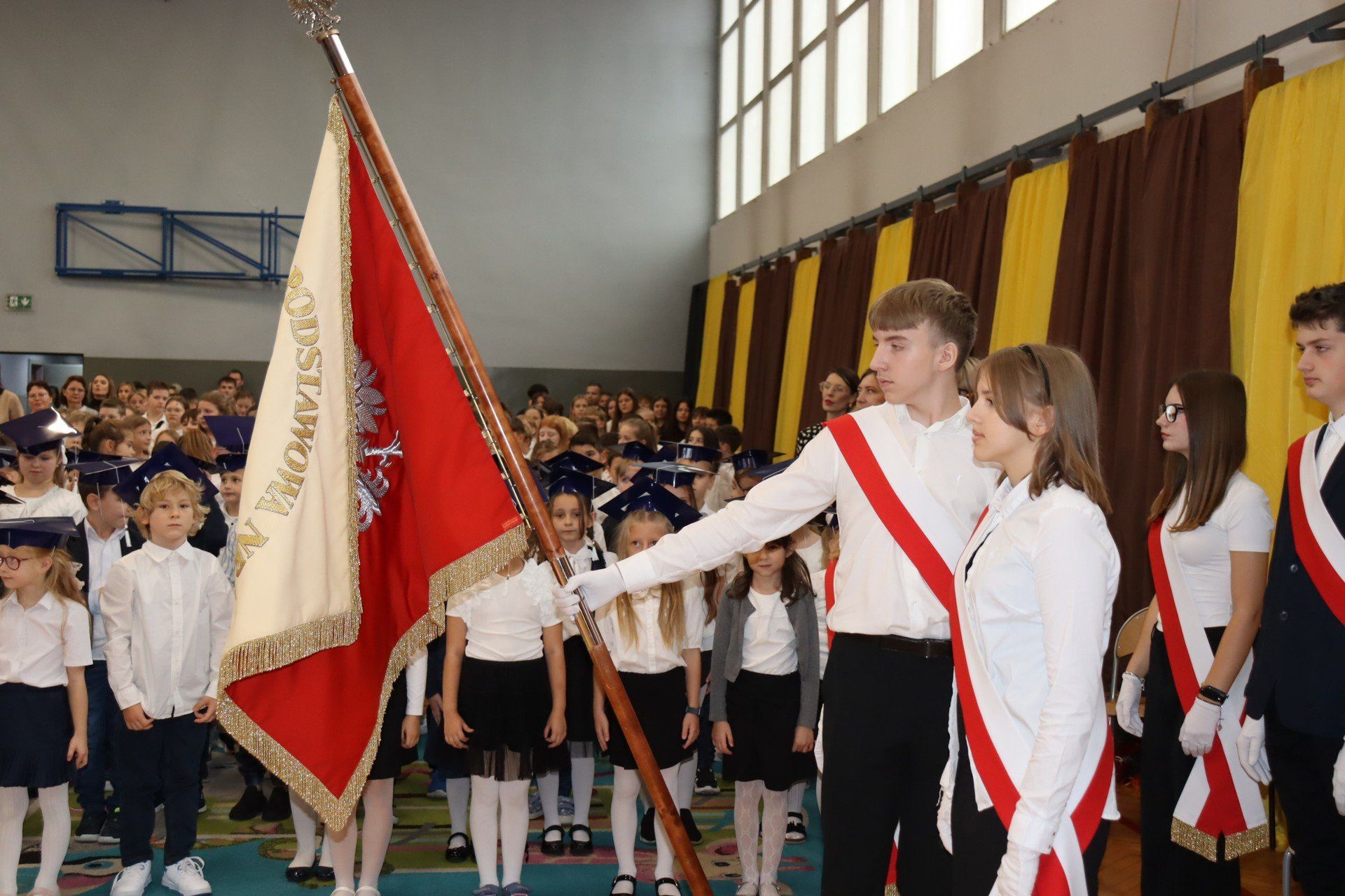 Podziękowania, zabawne przedstawienie i ślubowanie. Tak wyglądał Dzień Edukacji Narodowej w Szkole Podstawowej nr 1 w Łęczycy