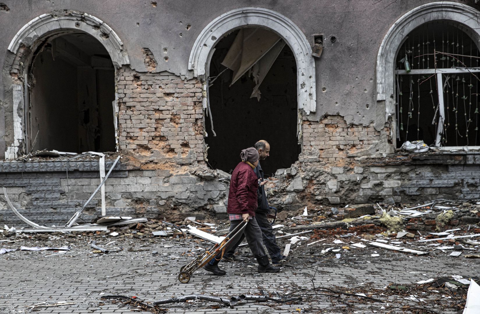 Cywilne na ruinach miasta Bachmut. Ukraina, listopad 2022 (Photo by Metin Aktas/Anadolu Agency via Getty Images)