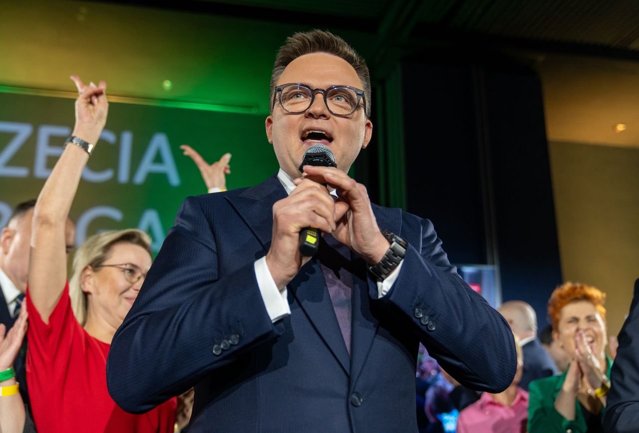 Szymon Hołownia podczas wieczoru wyborczego Trzeciej Drogi