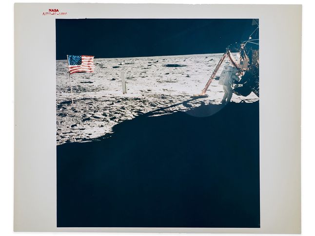 Kolekcjonerska odbitka jedynego zdjęcia, przedstawiającego Neila Armstronga na Księżycu.