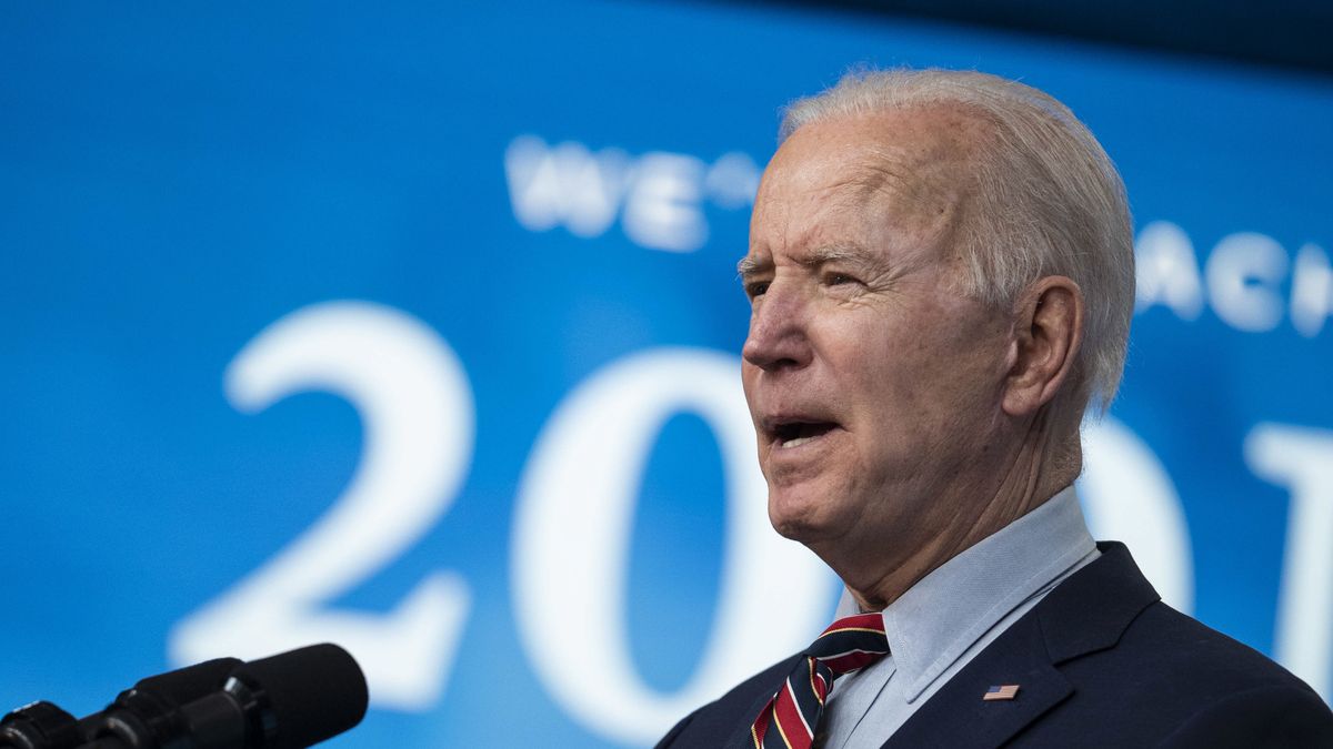 epa09150702 US President Joe Biden speaks in the Eisenhower Executive Office Building in Washington, DC, USA, on 21 April 2021. Biden announced that the US will achieve its goal on 22 April of giving 200 million vaccine shots in his first 100 days in office, while pivoting to a new phase of the campaign by urging businesses to make vaccination as accessible as possible.  EPA/Sarah Silbiger / POOL Dostawca: PAP/EPA.