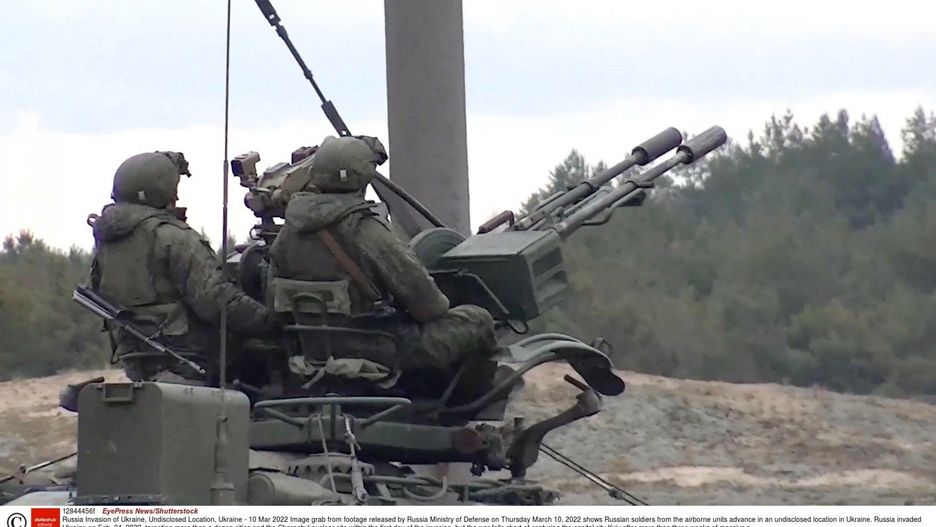 Wojna w Ukrainie - armia rosyjskaMandatory Credit: Photo by EyePress News/Shutterstock (12844456f)  Image grab from footage released by Russia Ministry of Defense on Thursday March 10, 2022 shows Russian soldiers from the airborne units advance in an undisclosed location in Ukraine. Russia invaded Ukraine on Feb. 24, 2022, targeting more than a dozen cities and the Chernobyl nuclear site within the first day of the invasion, but the war falls short of capturing the capital city Kyiv after more than three weeks of massive shelling on military and civilian targets.   Russia Invasion of Ukraine, Undisclosed Location, Ukraine - 10 Mar 2022EyePress News/Shutterstock